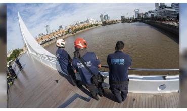 Alarma en Puerto Madero: apareció un cuerpo flotando en el Río de la Plata