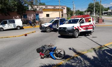 Choque entre un auto y una moto: trasladaron a una mujer y a una bebé de un mes al hospital