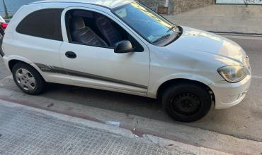 Choque entre un auto y una moto en el centro: dos personas trasladadas al hospital