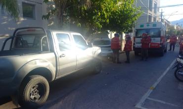 Choque entre un auto y una camioneta dejó daños materiales en calle Dalmasio Vélez