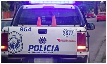 Intentaron abrir un auto y huyeron al ser descubiertos en barrio Matadero