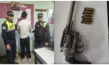 Un adolescente de 17 años llevó un arma a la escuela secundaria y quedó detenido