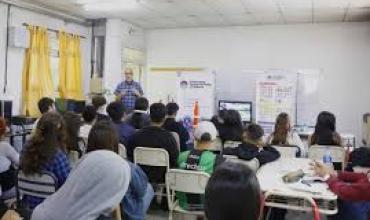 Un exalumno se mostró armado por WhatsApp y generó preocupación en un colegio de Aldo Bonzi