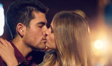 Por qué se conmemora cada 13 de abril el "Día del Beso"