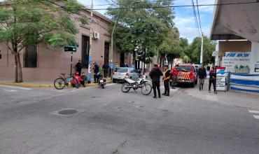 Choque en pleno centro entre una moto y un auto