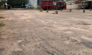 Incendio de pastizales alcanzó un auto en desuso en pleno centro