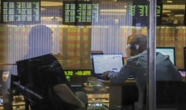 Los bonos argentinos caen y el riesgo país repunta ante amenaza arancelaria de EE.UU.