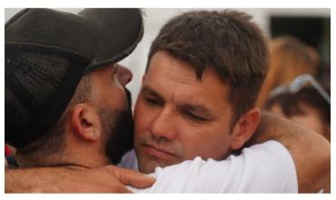 El padre de Ángel López encabezó una vigilia en el Obelisco