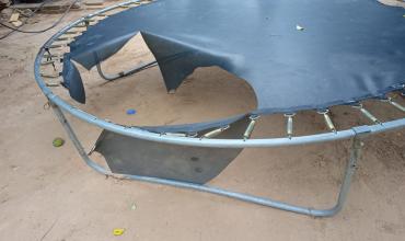 Vandalismo en una vivienda en Estación Castro Barros : rompieron un ventanal y dañaron una cama elástica