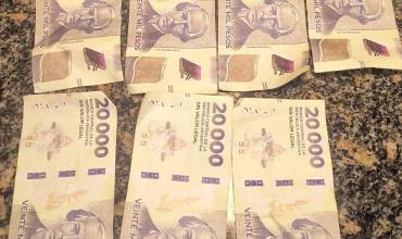 Intentaron pagar con billetes falsos en un boliche y fueron retirados del lugar
