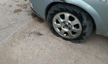 Choque entre moto y auto: uno de los conductores se dio a la fuga tras el impacto