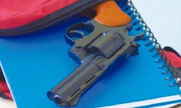 Mendoza: detuvieron a la mamá de un adolescente que llevó un arma al colegio