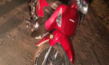 Joven motociclista cayó en Ruta 141 tras esquivar un pozo y fue derivada a Capital 