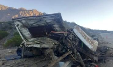 San Juan: murió un hombre de Chepes tras el vuelco de un camión y otro joven está grave