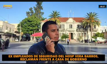 Ex trabajadores de seguridad del Hospital Vera Barros reclaman frente a Casa de Gobierno por falta de pago