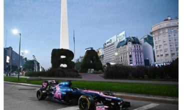 Presentaron en el Obelisco el Fórmula 1 que conducirá Colapinto en Palermo