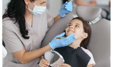 Salud bucal infantil: el hábito empieza antes que aparezca el primer diente