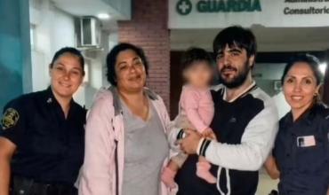 Desesperación en una plaza: una beba se ahogaba con un papel de alfajor y dos policías lograron salvarla