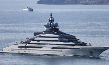 Un yate de lujo de un multimillonario ruso logró atravesar el estrecho de Ormuz: quién es su polémico dueño
