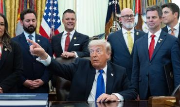 Donald Trump anunció que la próxima semana EEUU aumentará los aranceles a los automóviles y camiones de la Unión Europea al 25%