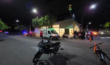 Siniestro vial en San Nicolás de Bari y Gordillo: un joven fue trasladado al hospital