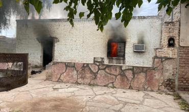 Voraz incendio consumió una vivienda en Chamical: dos adultos mayores fueron hospitalizados