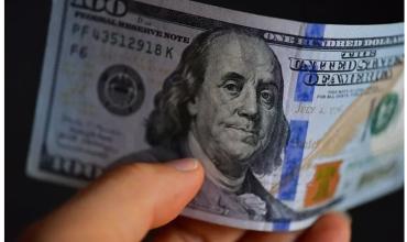 El dólar oficial y el blue volvieron a subir este lunes