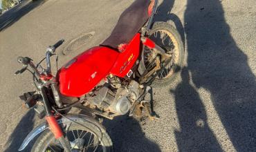 Dos motocicletas chocaron en Faldeo del Velazco Sur y un joven fue hospitalizado