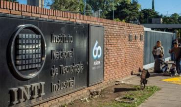 Trabajadores del INTI realizan un paro por los 700 despidos que analiza aplicar el Gobierno