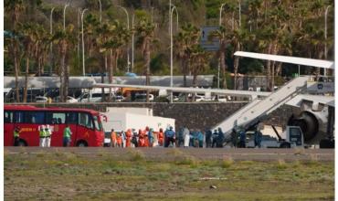Hantavirus: comenzo el desembarco de los primeros pasajeros del crucero MV Hondius