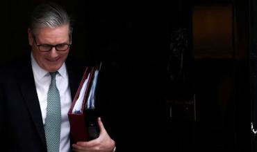 Diputados laboristas impulsan la renuncia de Keir Starmer tras la derrota electoral: “Su posición es insostenible”