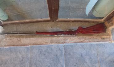 Hallaron un rifle calibre 22 abandonado en una vivienda de Milagro y quedó secuestrado