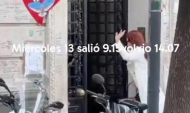 Filmaron a Cristina Kirchner saliendo sorpresivamente de su casa