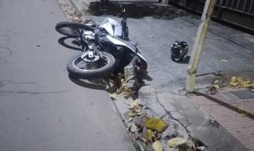 Motociclista sufrió grave traumatismo de cráneo tras chocar contra un poste y quedó internado en terapia intensiva