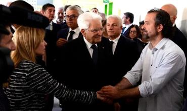 Giorgia Meloni visitó a las víctimas del ataque en Módena y abrazó al "héroe" que frenó al agresor