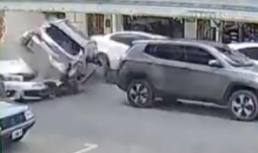 Impactante choque múltiple en Bahia Blanca:  Un jubilado perdió el control de su vehiculo y embistió seis autos seis