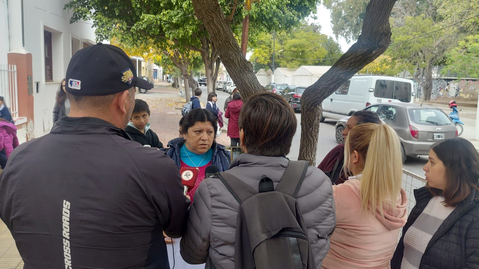 Padres denunciaron a una docente por presuntos malos tratos y uso del celular durante las clases