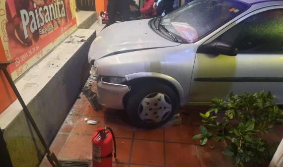 Un automóvil impactó contra un local comercial y cuatro personas resultaron heridas