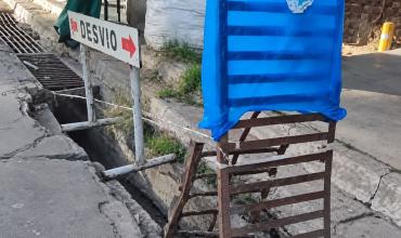 Preocupación por el deterioro de una rejilla pluvial en una transitada esquina de la ciudad