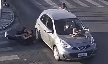 Brasil: Atropelló a una familia, se llevó a un bebé sobre el capot y huyó