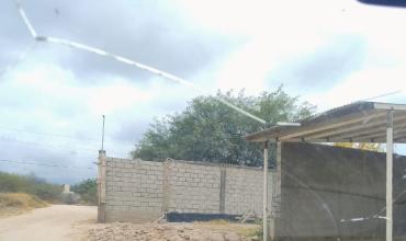 Denuncian que una construcción avanza sobre la calle y reduce la calzada en la zona oeste