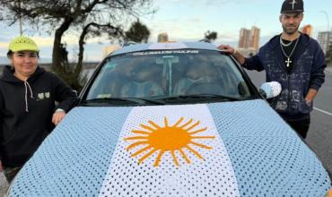 Fiebre mundialista: una familia fanática de la Selección tejió la bandera Argentina en su auto y fue furor
