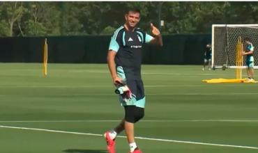 Dibu Martínez volvió a entrenar con pelota y dejó un mensaje optimista: "Estamos bien"