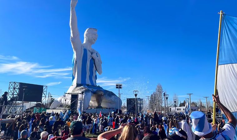 La historia detrás de la estatua de Lionel Messi más alta del mundo inaugurada en la “capital de los monumentos”
