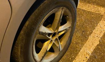 Ataque vandálico: le pinchan las cuatro ruedas a un auto en el barrio San Román