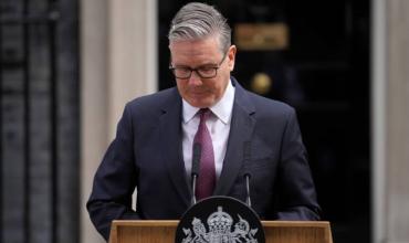 Renunció el primer ministro británico, Keir Starmer, en medio de una crisis política