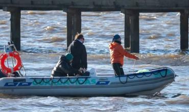 Encontraron pertenencias que serían de los pescadores desaparecidos y redefinieron el operativo de búsqueda en el Río de la Plata
