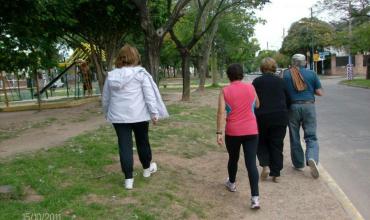 Por qué tendemos a caminar en el sentido contrario a las agujas del reloj