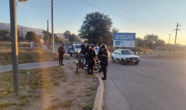 Motociclista habría cruzado el semáforo en rojo y chocó contra un utilitario en Ruta 5