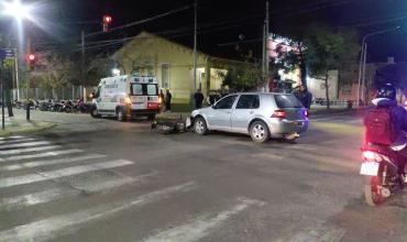 Una adolescente de 15 años cruzó en rojo y provocó un choque en avenida Perón y Santa Fe